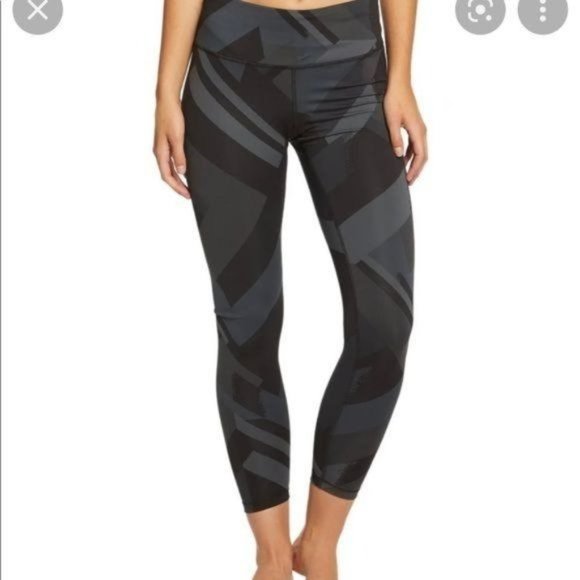 Brooks Black and Gray/ Black Jacquard Formation Cropped Leggings - M - Picture 1 of 8